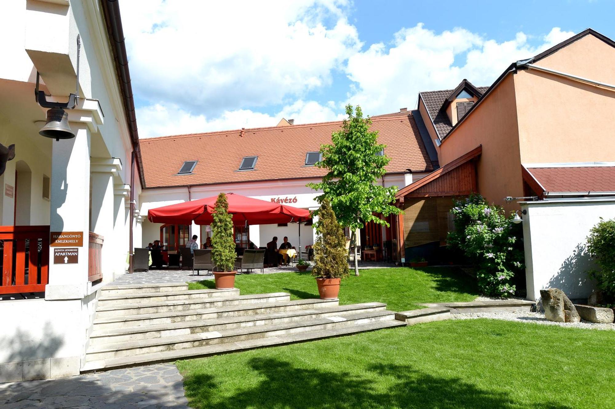 Servita Udvarhaz Eger Bagian luar foto